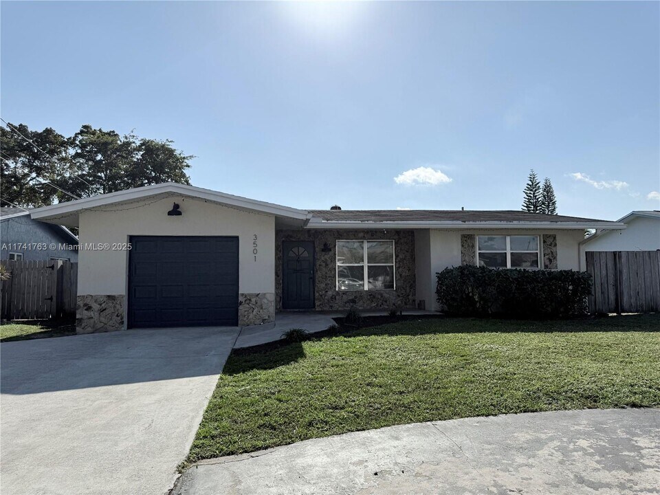 3501 NW 17th Terrace in Oakland Park, FL - Building Photo