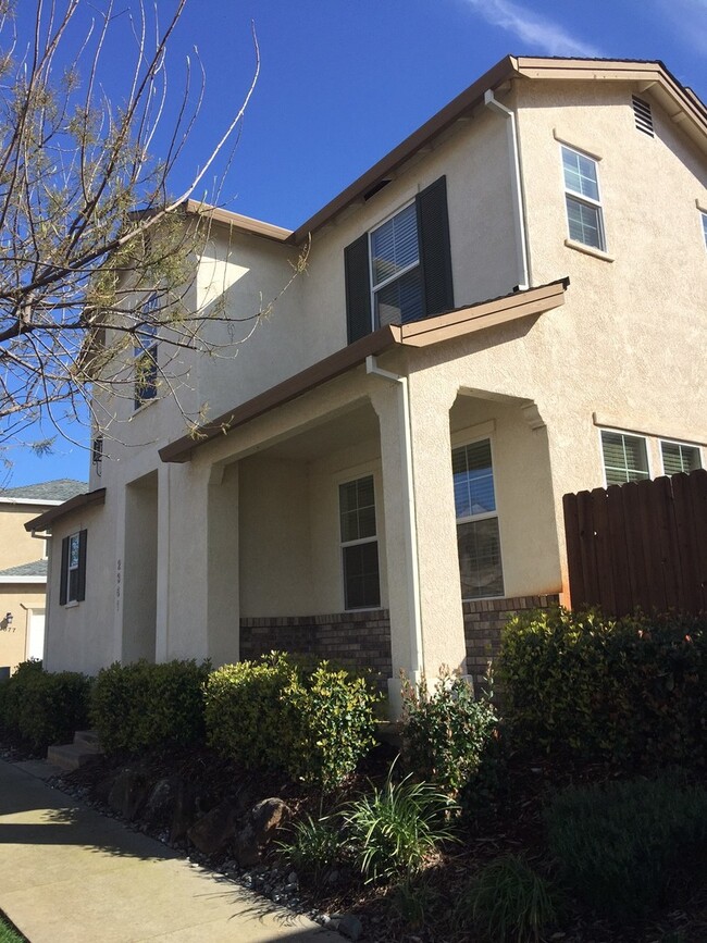2361 la Villa Way in Redding, CA - Building Photo - Building Photo