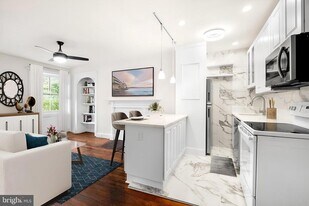 704 S Washington Square in Philadelphia, PA - Building Photo