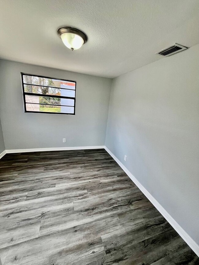 2554 Palm Dr NE in Winter Haven, FL - Building Photo - Building Photo