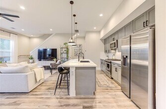 704 Pinemont Cyn Ln, Unit 121 in Houston, TX - Building Photo - Building Photo