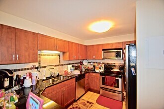 50 Winchester St, Unit 206 in Brookline, MA - Foto de edificio - Building Photo
