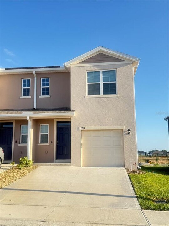 1727 Wooden St in Davenport, FL - Building Photo