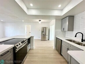 4510 NW 49th Dr in Tamarac, FL - Foto de edificio - Building Photo