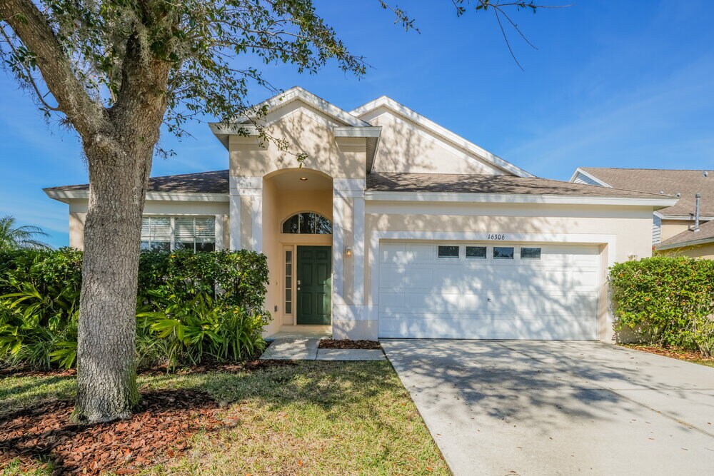 16306 Bridgeglade Ln in Lithia, FL - Building Photo