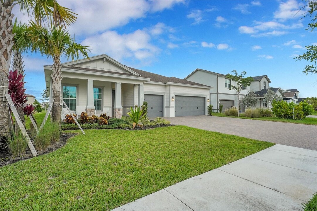 1113 Trace Way in Wellington, FL - Building Photo