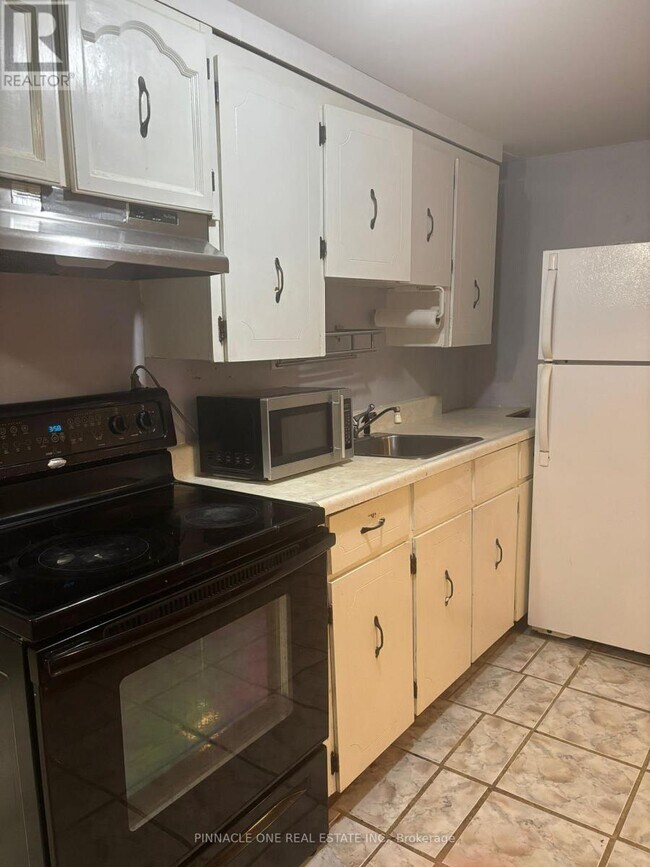 979 Rambleberry Ave in Pickering, ON - Building Photo - Building Photo