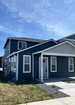 4762 Gebhard Rd in Central Point, OR - Building Photo