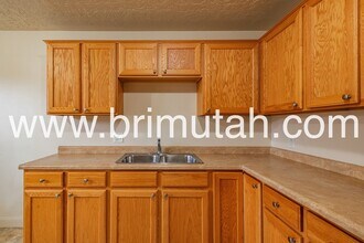 2241 E Laney Ave in Holladay, UT - Building Photo - Building Photo