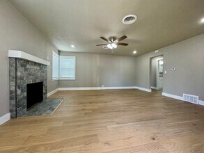 906 N 8th St in Rogers, AR - Building Photo - Building Photo