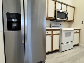 2880 N Oakland Forest Dr in Oakland Park, FL - Building Photo