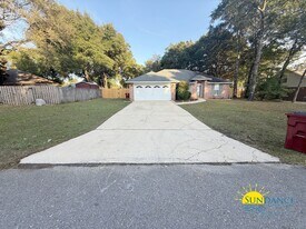 504 Tom Sawyer Ln in Crestview, FL - Building Photo