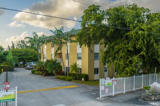 Miller Lake Apartments in Miami, FL - Building Photo - Building Photo