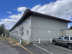 Plainsmen Apartments in Vancouver, WA - Building Photo - Building Photo