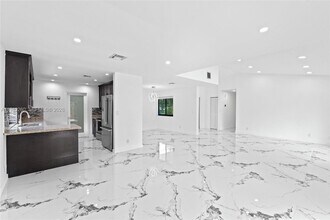 730 SW 95 Terrace in Pembroke Pines, FL - Building Photo - Building Photo