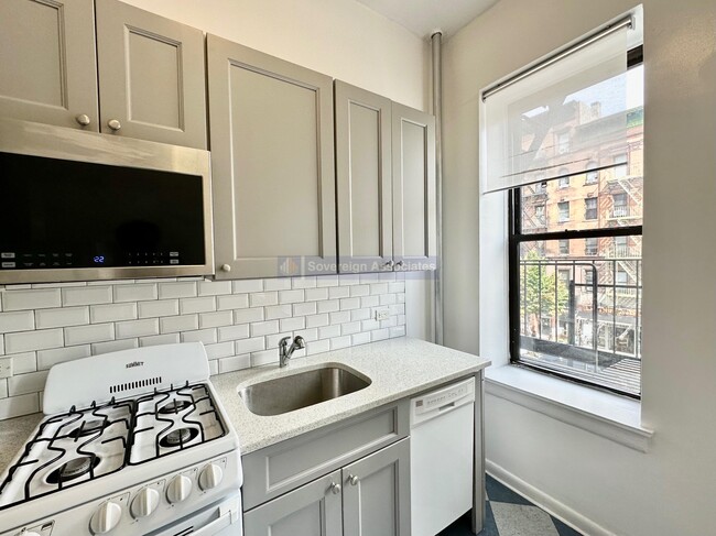 928 Amsterdam Ave in New York, NY - Building Photo - Building Photo