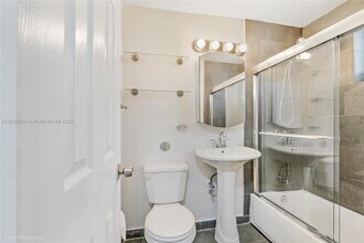 320 85th St in Miami Beach, FL - Foto de edificio - Building Photo