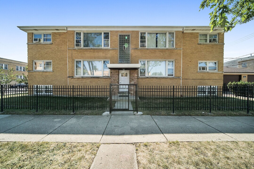 5201 W Wellington Ave in Chicago, IL - Building Photo