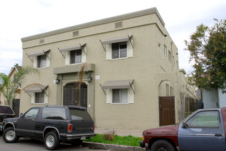 1085 Lewis Ave in Long Beach, CA - Building Photo - Building Photo