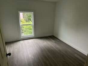 124 Conway St, Unit Second Floor Apt 2 in Greenfield, MA - Foto de edificio - Building Photo