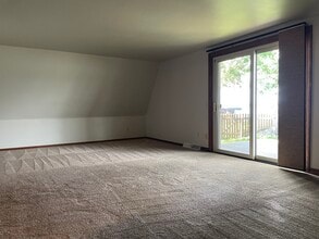 6004 Lake Edge Rd in McFarland, WI - Building Photo - Building Photo