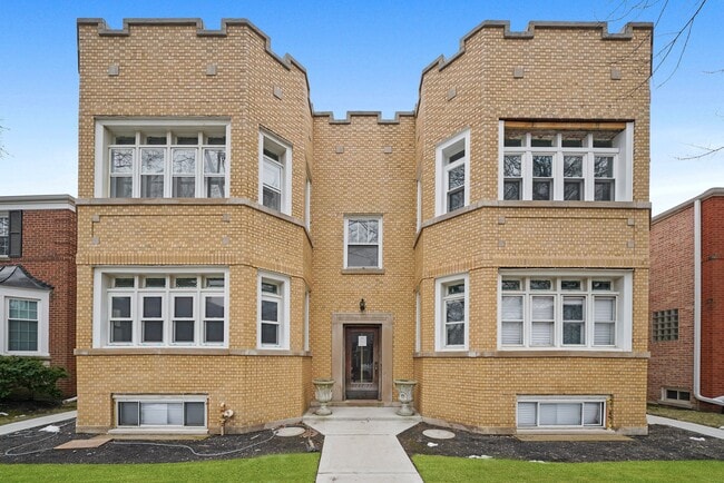 2737 W Lunt Ave, Unit 1W