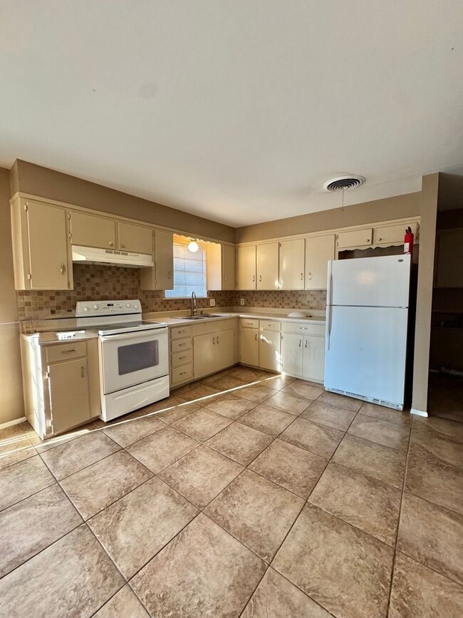 247 Robin Hood Trail in San Angelo, TX - Foto de edificio - Building Photo