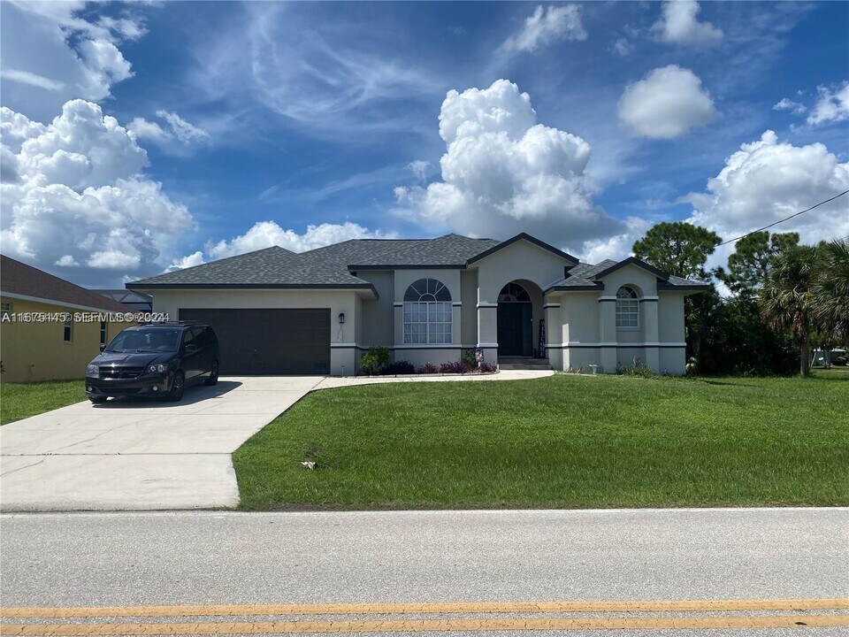1076 Rotonda Cir in Rotonda West, FL - Building Photo