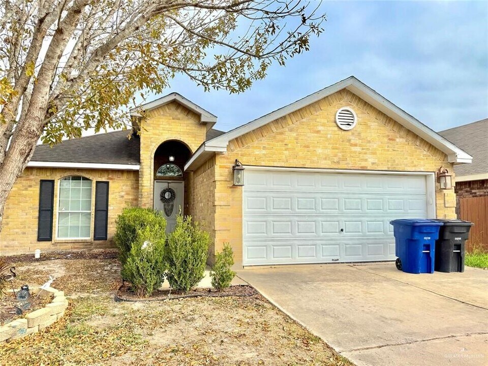 11 N 44th Ln in McAllen, TX - Building Photo