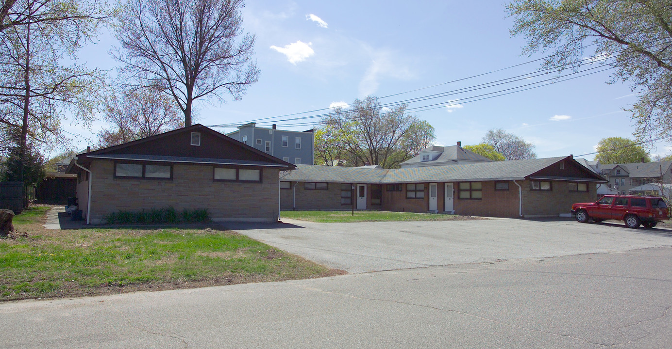 43-51 Thomas St in Chicopee, MA - Foto de edificio