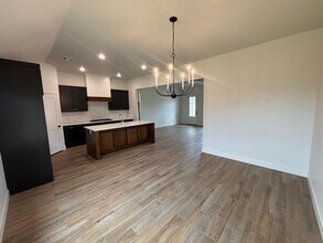 3021 Holw Crst Ln in Norman, OK - Foto de edificio - Building Photo