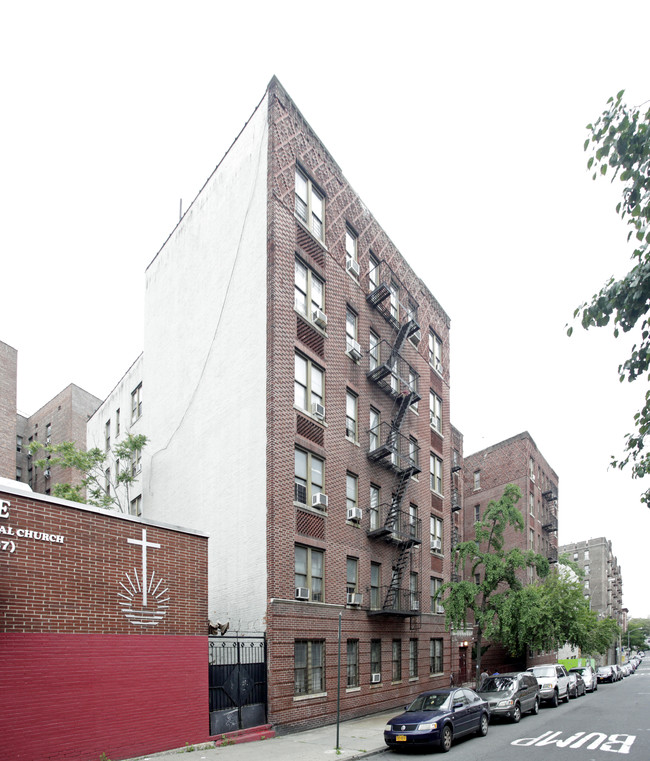 2405 Marion Ave in Bronx, NY - Foto de edificio - Building Photo