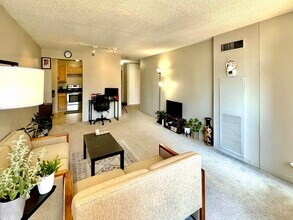 200 N Dearborn St in Chicago, IL - Building Photo - Building Photo