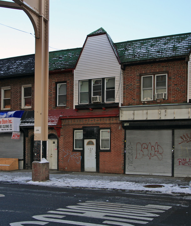 126-15 Jamaica Ave in Jamaica, NY - Foto de edificio