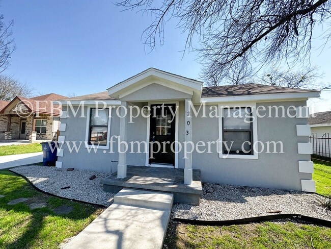 203 Ave B in Ennis, TX - Building Photo - Building Photo
