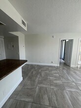 708 Executive Center Dr in West Palm Beach, FL - Foto de edificio - Building Photo