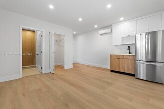 1060 Pasco Jose De La Luz Y Caballero Ct in Miami, FL - Building Photo - Building Photo