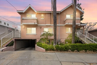 10128 Hillhaven Ave, Unit 105 in Tujunga, CA - Building Photo - Building Photo