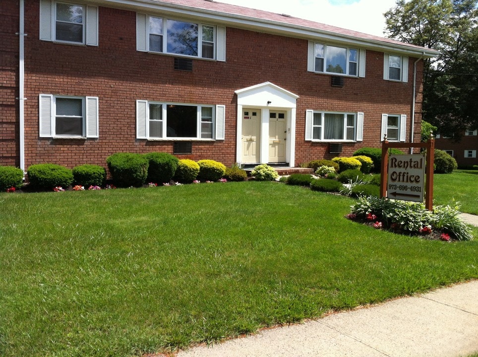Brooklawn Gardens in Wayne, NJ - Foto de edificio
