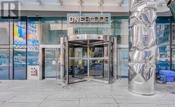 1 Bloor St E in Toronto, ON - Building Photo - Building Photo