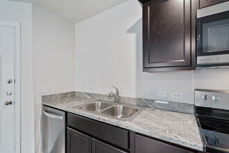 1153 Magnolia St in Seguin, TX - Building Photo - Building Photo