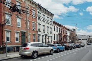 357 8th St in Jersey City, NJ - Building Photo