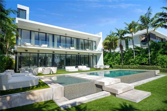 5501 Pine Tree Dr in Miami Beach, FL - Building Photo - Building Photo