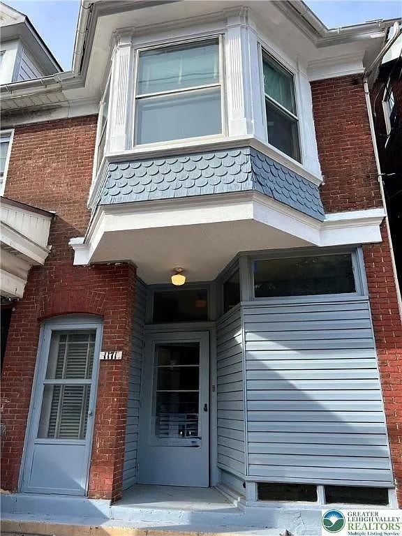 1171 E 4th St