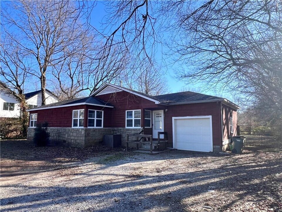 2301 W Wedington Dr in Fayetteville, AR - Building Photo