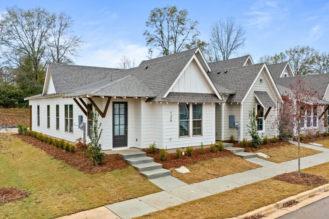 126 Summer St in Opelika, AL - Building Photo