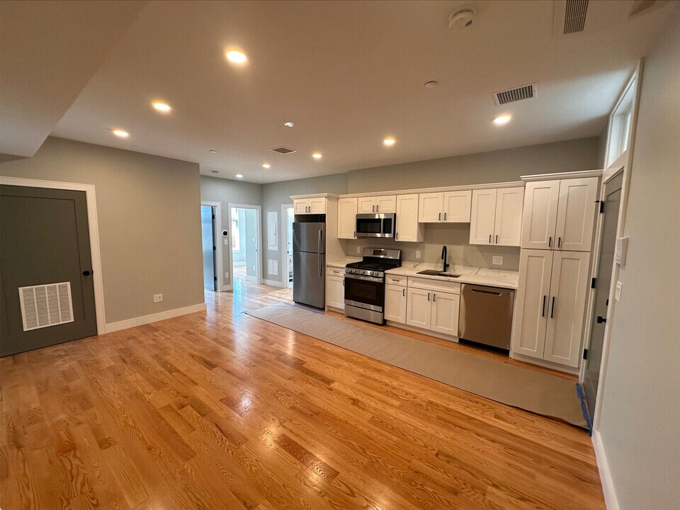 16 Baker Ct, Unit 1 in Boston, MA - Building Photo