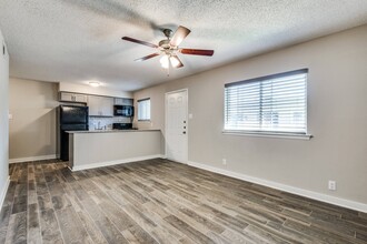 Residences at The Union in Denton, TX - Foto de edificio - Interior Photo