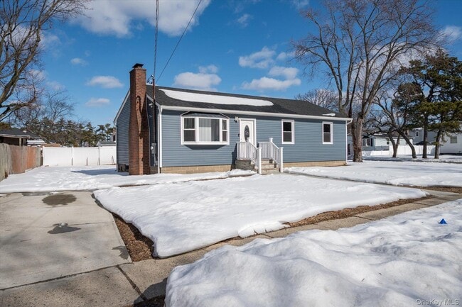 93 Garfield Ave in Farmingdale, NY - Building Photo - Building Photo