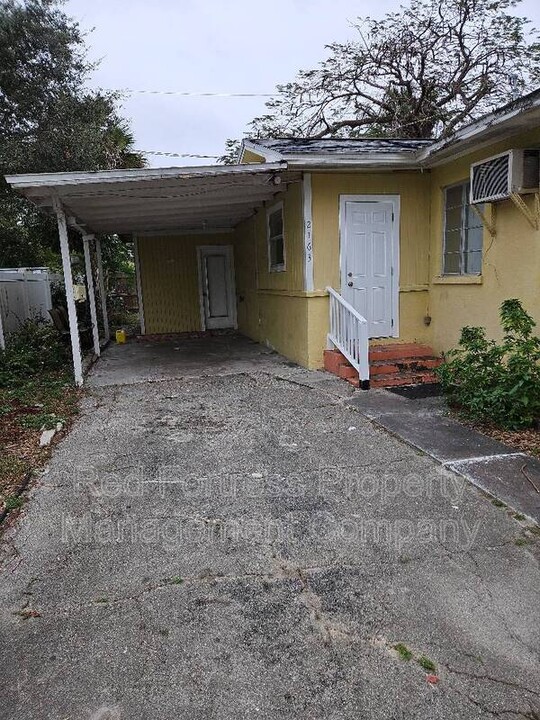 2163 Stella St in Ft. Myers, FL - Building Photo